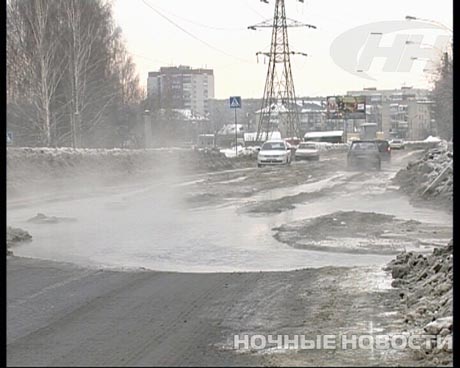 Очередное коммунальное ЧП в Екатеринбурге: водой из канализации залило проезжую часть и строительный котлован